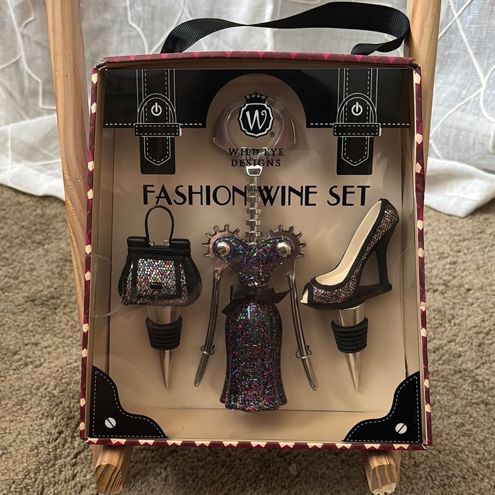 NEW Wild Eye Designs Fashion Wine Set